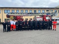 Gruppenbild vor der Drehleiter