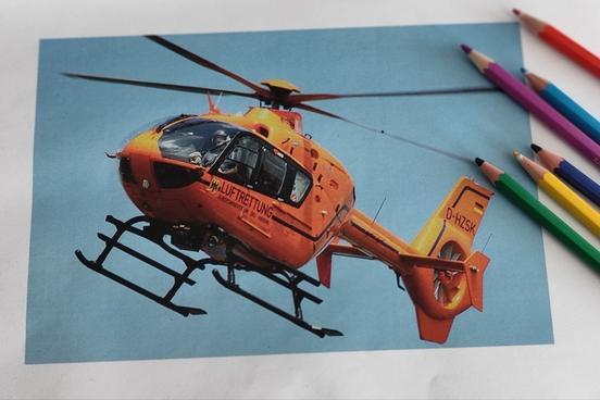 Ein ausgedrucktes Foto von einem Helikopter.