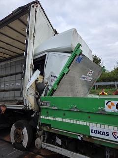 LKW steckt im LKW – Unfall