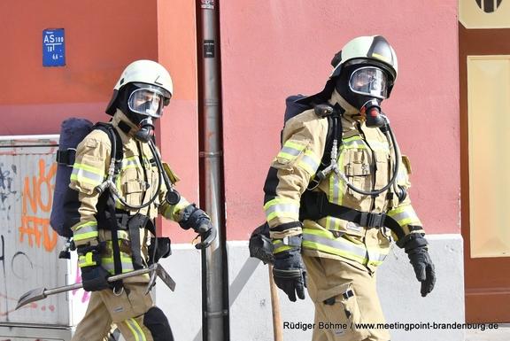 Zwei Feuerwehrleute mit Pressluftatmer laufen zum Innenangriff.