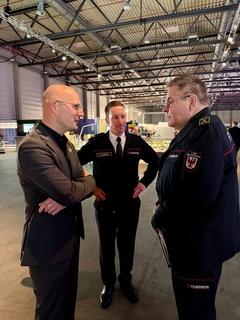 OB im Gespräch mit dem Leiter der Feuerwehr und einem weiteren Kameraden