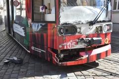 Tram vorne durch Unfall kaputt