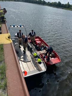 Rettungsboote nebeneinander an der Mauer im Waser