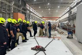 Feuerwehrmänner in der Lagerhalle