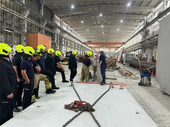 Feuerwehrmänner in der Lagerhalle