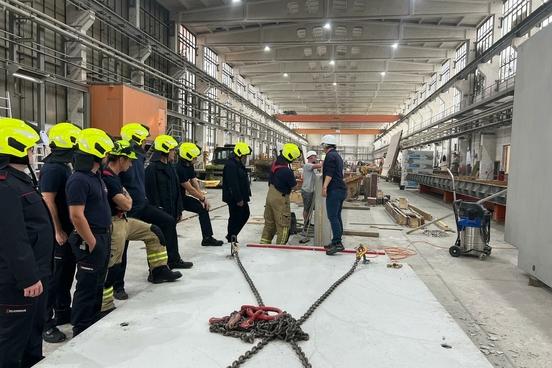 Feuerwehrmänner in der Lagerhalle