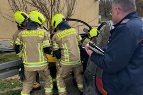 Feuerwehrmänner üben Rettung am Auto