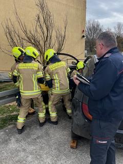Feuerwehrmänner üben Rettung am Auto