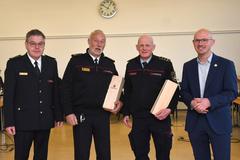 4 Männer, zwei davon mit Präsente