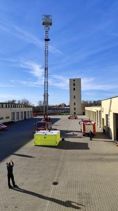 Drehleiter und Sprungpolster für den Test im Innenhof der Feuerwehr