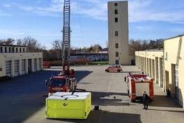 Drehleiter und Sprungpolster für den Test im Innenhof der Feuerwehr
