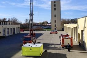 Drehleiter und Sprungpolster für den Test im Innenhof der Feuerwehr