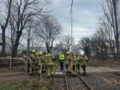 Feuerwehrmänner an den Schienen