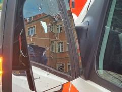 Beschädigter Spiegel am Rettungswagen