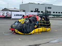 PKW verhüllt unter einer Plane