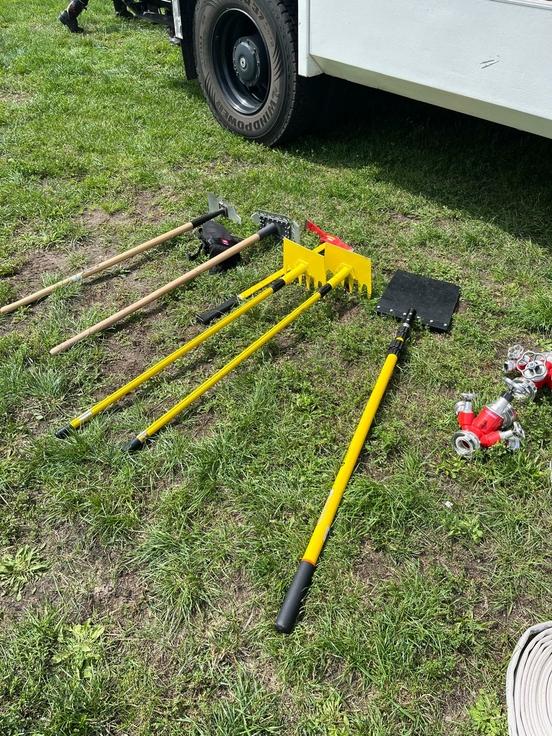 Verschiedene Handwerksgeräte zur Waldbrandbekämpfung