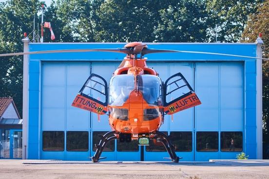 Hubschrauber Christoph 35 vor dem Hangar