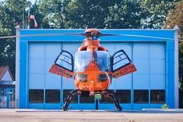 Hubschrauber Christoph 35 vor dem Hangar