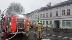 Feuerwehrmänner vor Auto