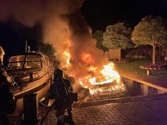 Brennendes Boot auf dem Wasser