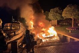 Brennendes Boot auf dem Wasser