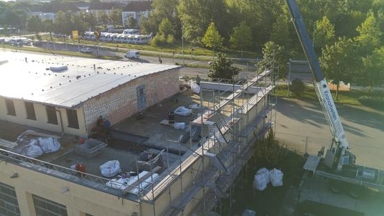 Feuerwehr von oben. Bauarbeiter richten Baustelle ein