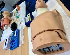 Übungspuppen mit Rettungsdienstmaterialien