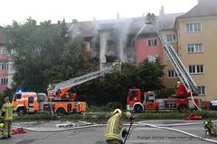 Die Feuerwehr bei der Arbeit, zwei Drehleiter sind beim Löschvorgang