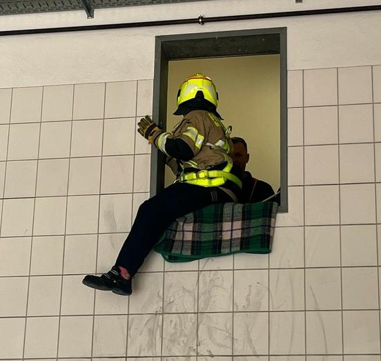 Feuerwehrmann sitz im Fenster