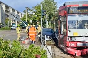 Unfall Tram und PKW, PKW eingeklemmt zw. Tram und Ampel