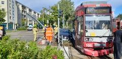 Unfall Tram und PKW, PKW eingeklemmt zw. Tram und Ampel