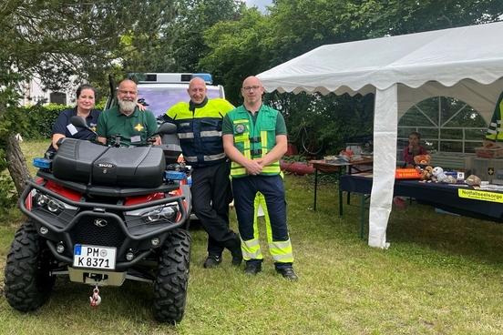 Das NFS-Team auf der Wiese an einem Quad