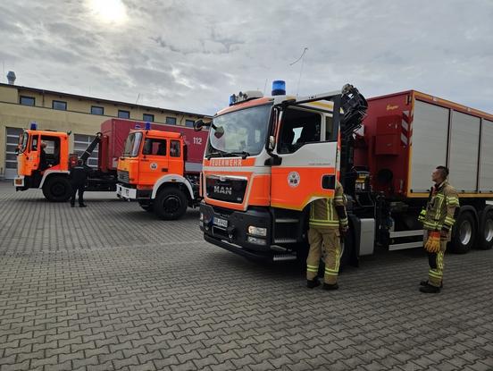 Mehrere Wechselladerfahrzeuge im Innenhof der Feuerwehr