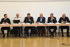 Das Gremium am Tisch