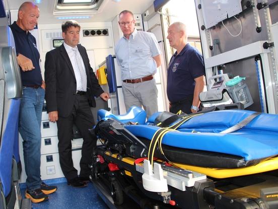 Blick ins innere eines RTW mit dem Oberbürgermeister, ÄLRD, kommsi. Amtsleiter 37 und Fa. Haas