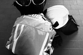 Dienstbekleidung in schwarz-weiß als Zeichen der Trauer