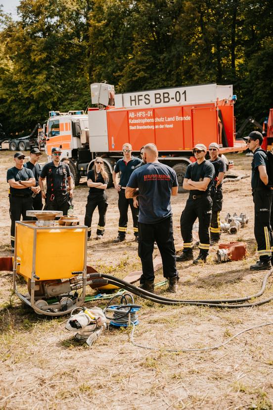 Mitarbeiter der Feuerwehr vor dem HFS