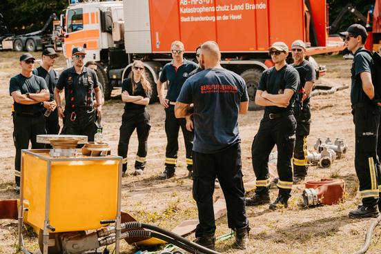 Mitarbeiter der Feuerwehr vor dem HFS