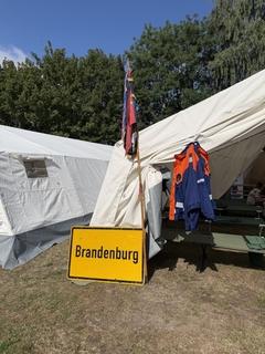 Zelt mit Schild Brandenburg davor