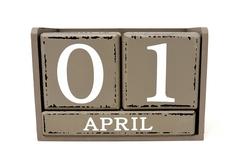 Schild mit einer 0 und einer 1. In der zweiten Zeile steht April