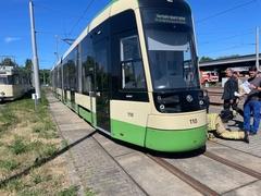 Auch hier schauen Feuerwehrleute unter die Bahn