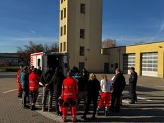 Mitarbeiter von Hinten im großen Kreis bei der Einweisung