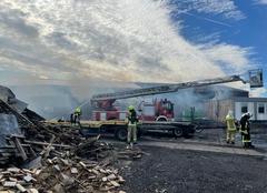 verrauchte Einsatzstelle mit Drehleiter