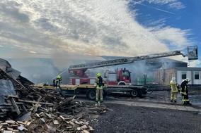 verrauchte Einsatzstelle mit Drehleiter