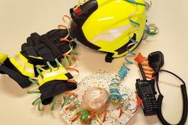 Pfannkuchen mit Helm, Handschuhe und Funkgerät