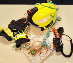 Pfannkuchen mit Helm, Handschuhe und Funkgerät