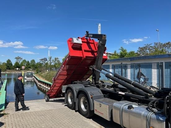 Boot hängt am Kran an der Slipstelle