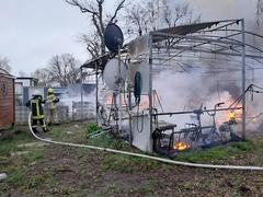 Löscharbeiten am Wohnwagen. Flammen und Rauch sind zu sehen