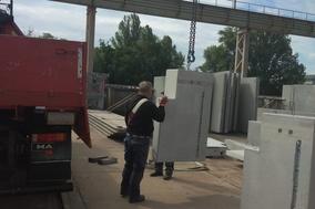 Betonblöcke werden mittels Kran verladen