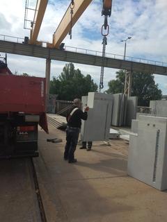 Betonblöcke werden mittels Kran verladen
